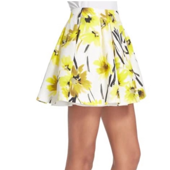Alice + Olivia Connor' Floral Print Miniskirt. Size 2 - Picture 8 of 10